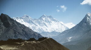 mount everest a highest mountain peak in the world